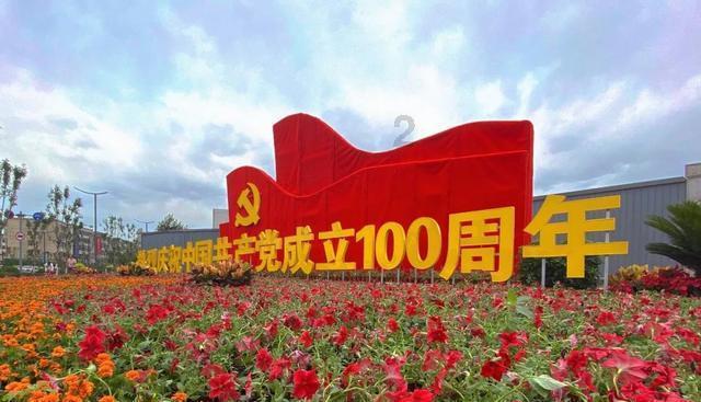 李亚鹏老婆2500元盘子做腊八粥，女儿长相引热议